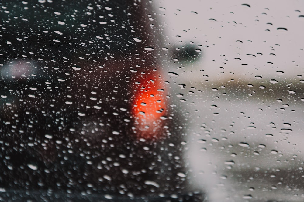 gotas de agua en la ventana de vidrio