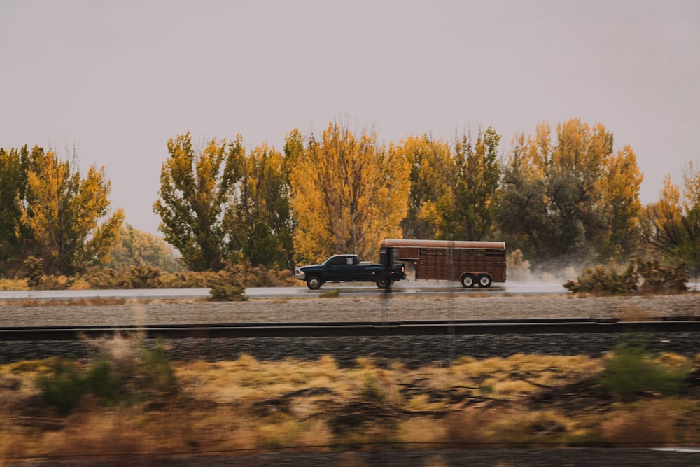 Camioneta pickup negra de cabina simple en la carretera durante el día