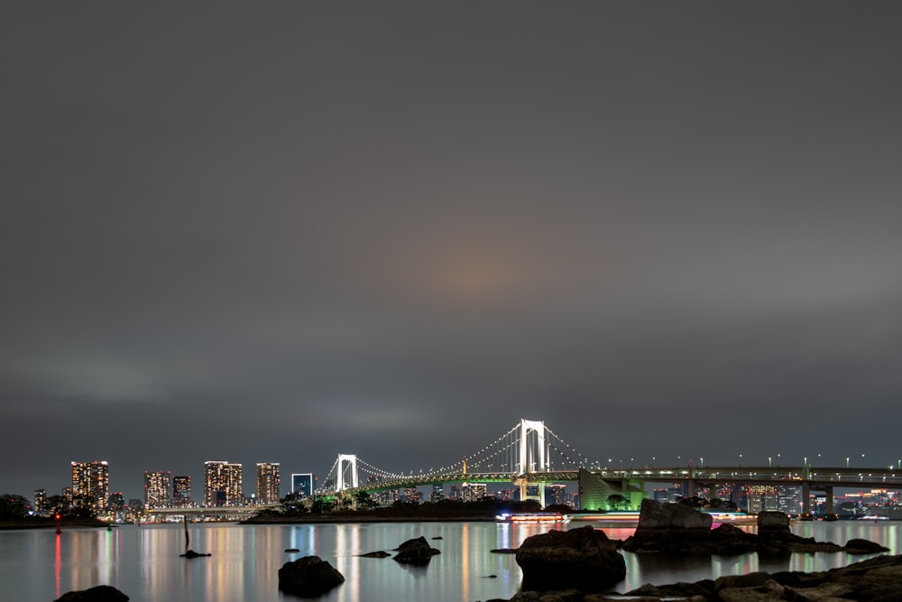 夜間の水域に架かる橋