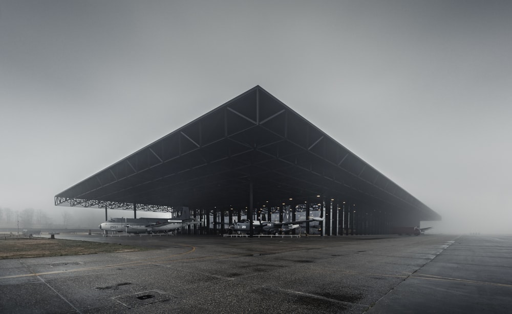 edifício de concreto cinza sob o céu cinza durante o dia