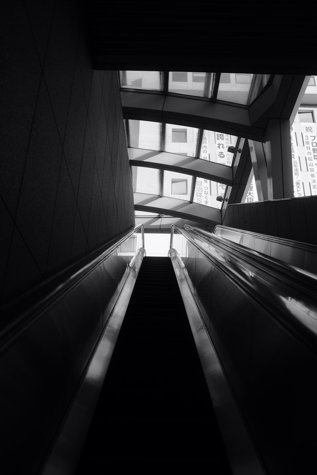 grayscale photo of a building