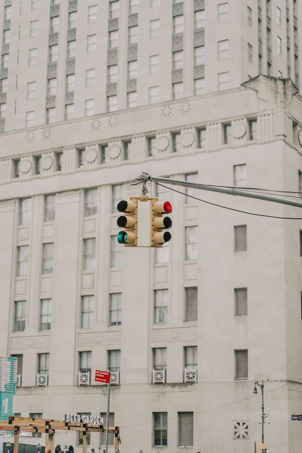 traffic light in front of white concrete building