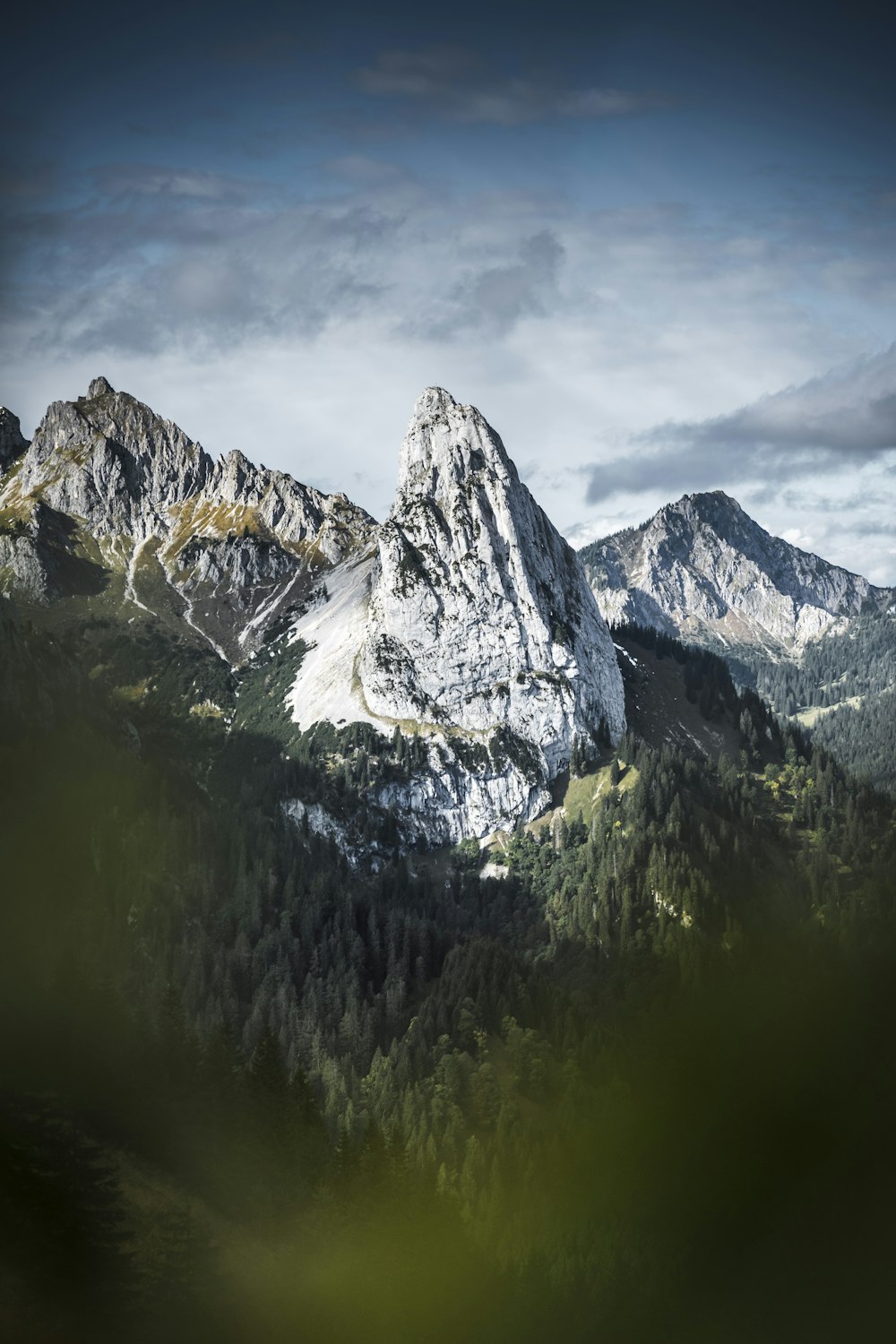 montaña gris y blanca bajo cielo gris