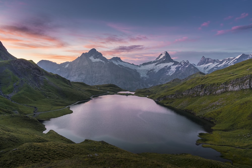 Lac au milieu des montagnes verdoyantes