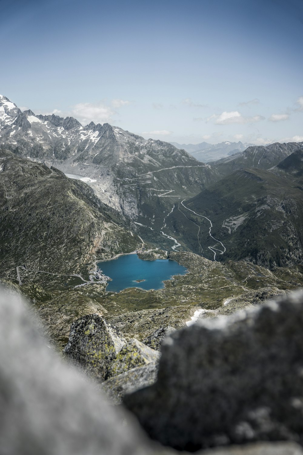 Lago blu in mezzo alle montagne