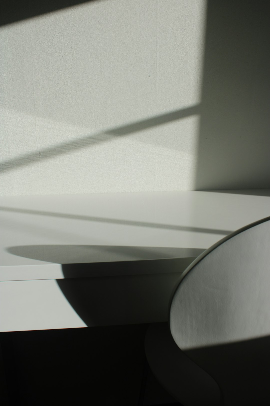  white window blinds on window table