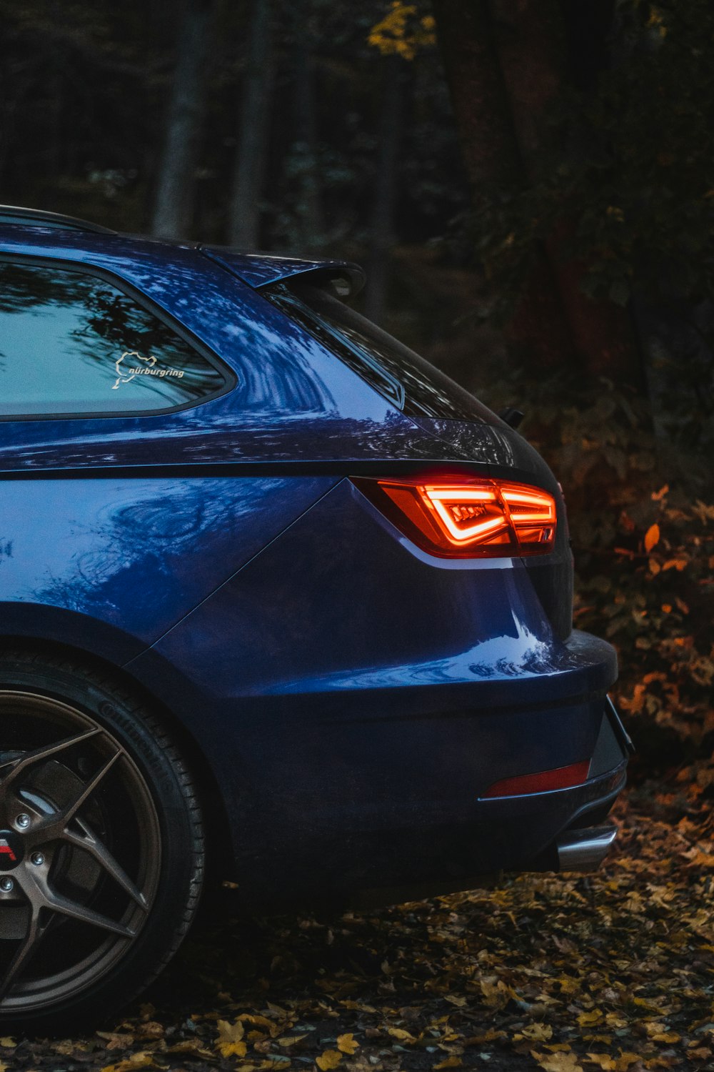 blue car with orange light