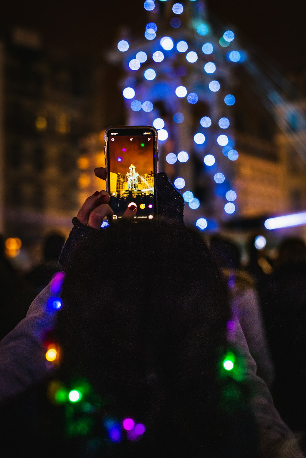 夜の街の明かりをスマートフォンで撮影する人の写真 Unsplashで見つける人間の無料写真