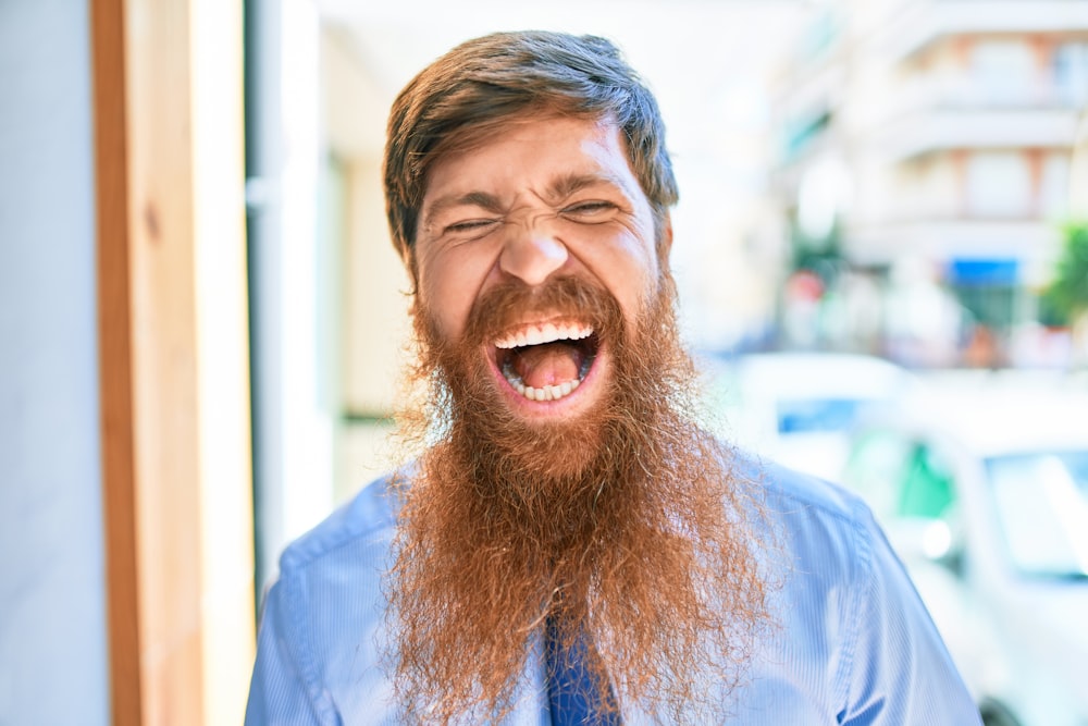 uomo in camicia blu sorridente