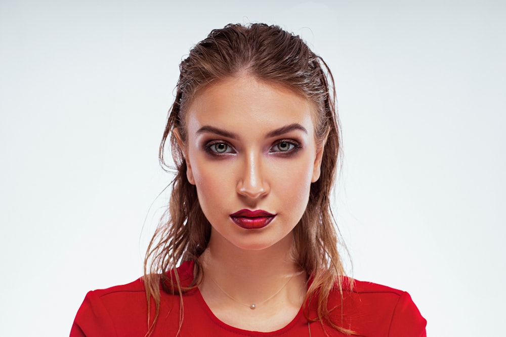 Mujer con camisa roja de cuello redondo