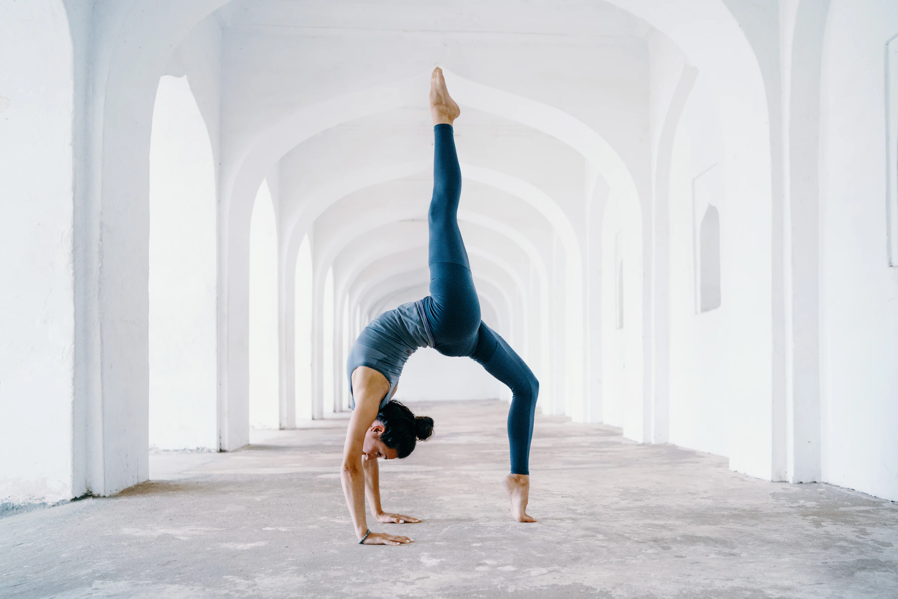 Athlete using an exercise mat for controlled mobility and stretching