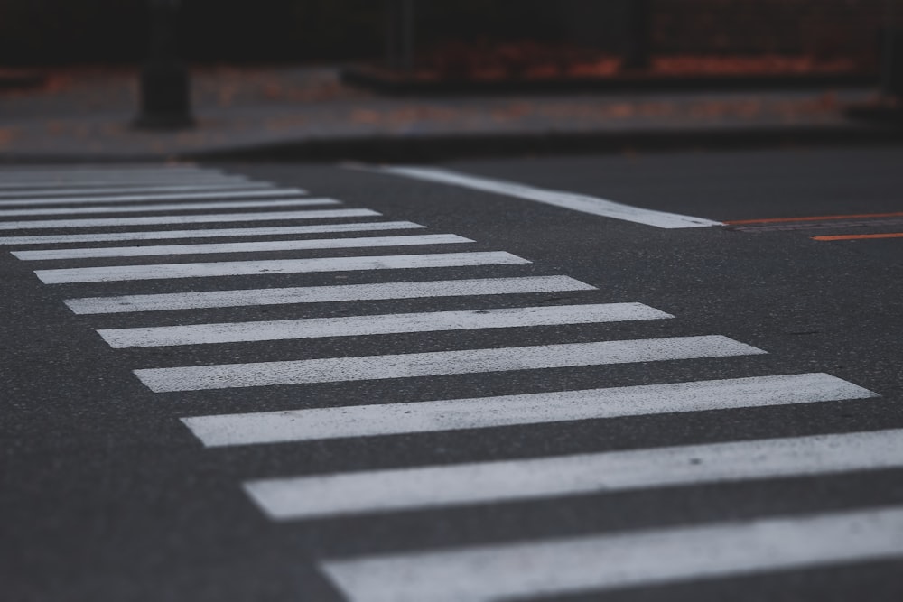 strada a strisce bianche e nere