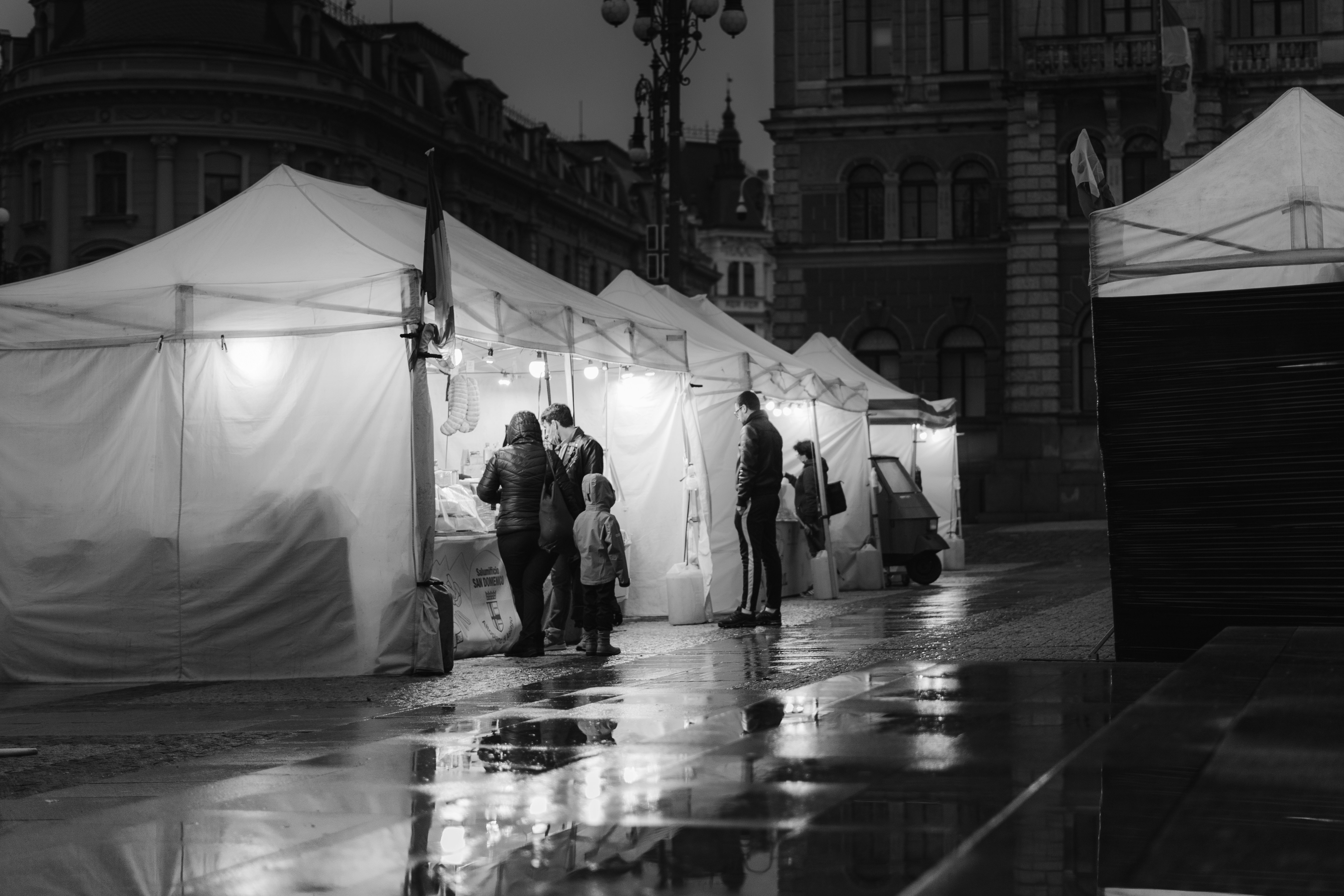 Avís groc per pluges a València: Fira del Llibre tancada al matí