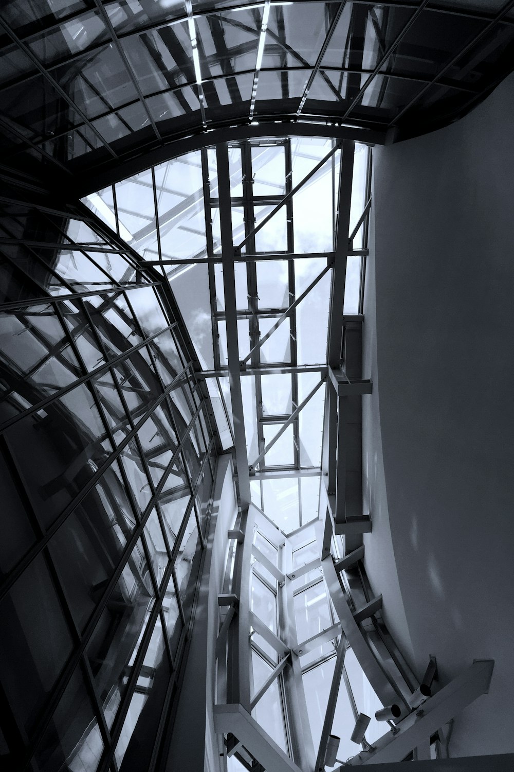 techo de cristal con marco de metal blanco