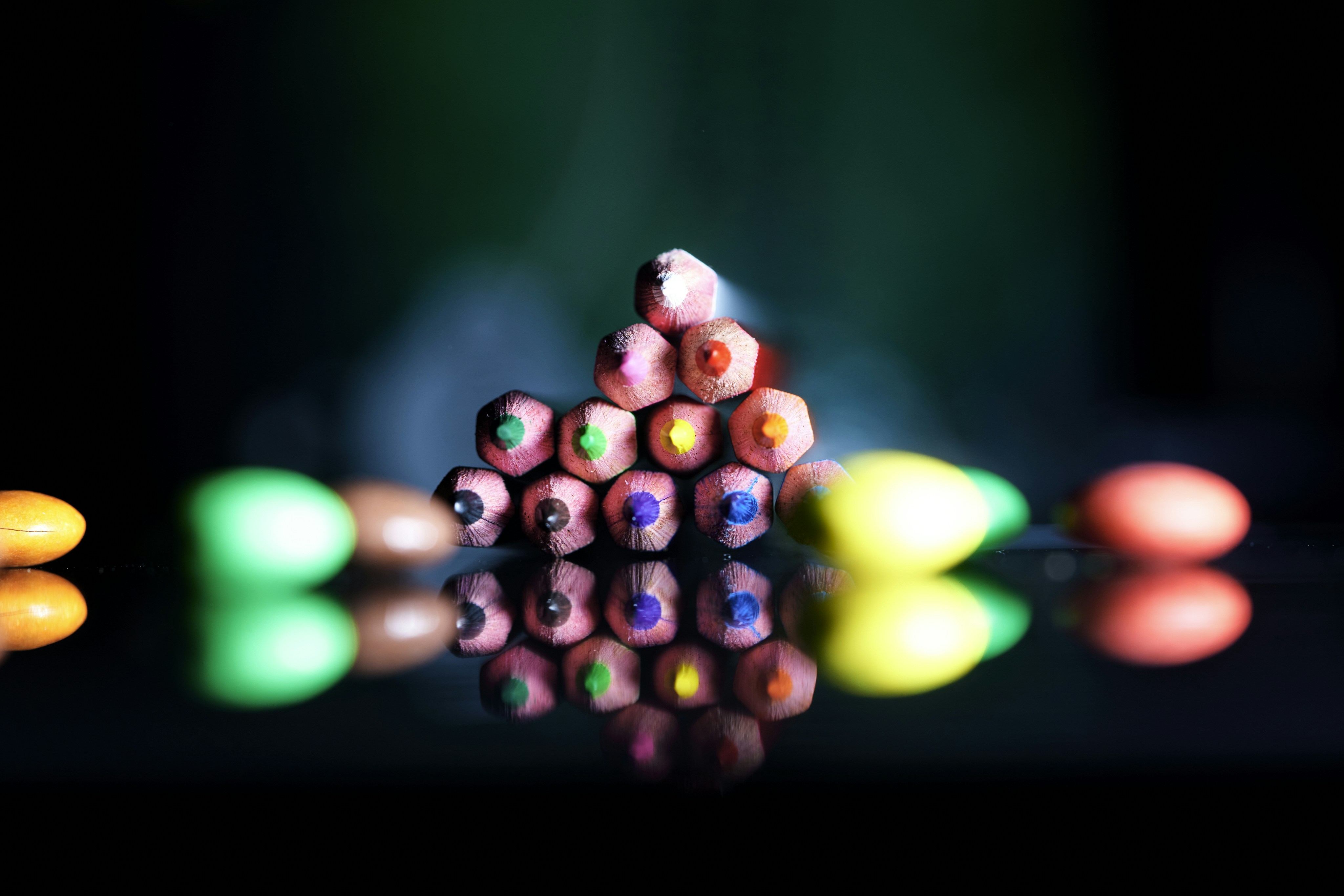 Bolillas numeradas de lotería sobre una mesa de sorteo