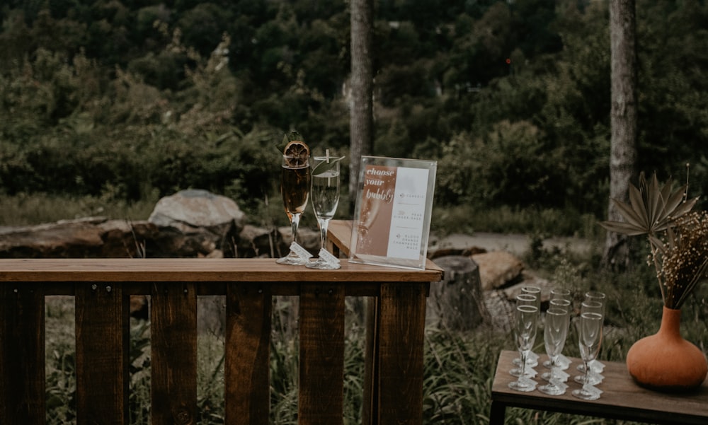 verre à vin clair sur clôture en bois marron