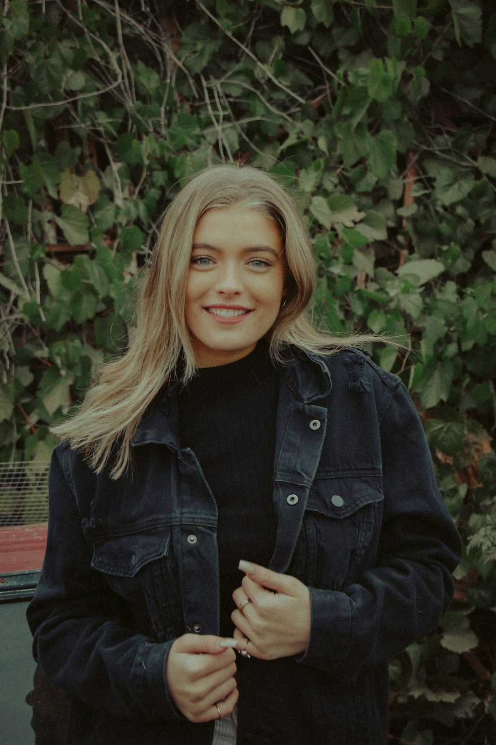 Femme en veste en cuir noir