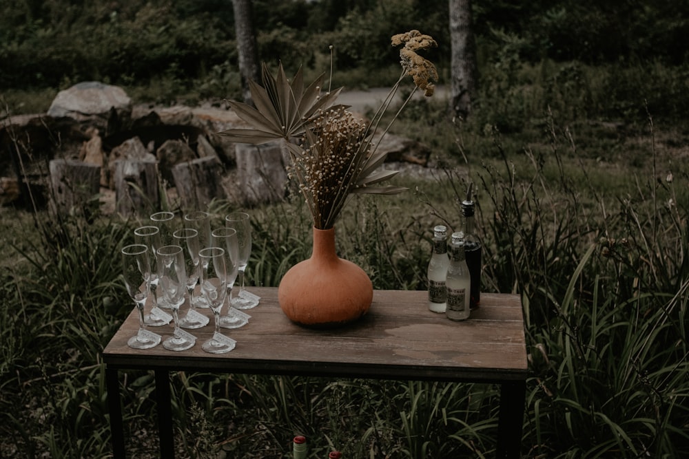 茶色の木製テーブルにオレンジ色のセラミック花瓶