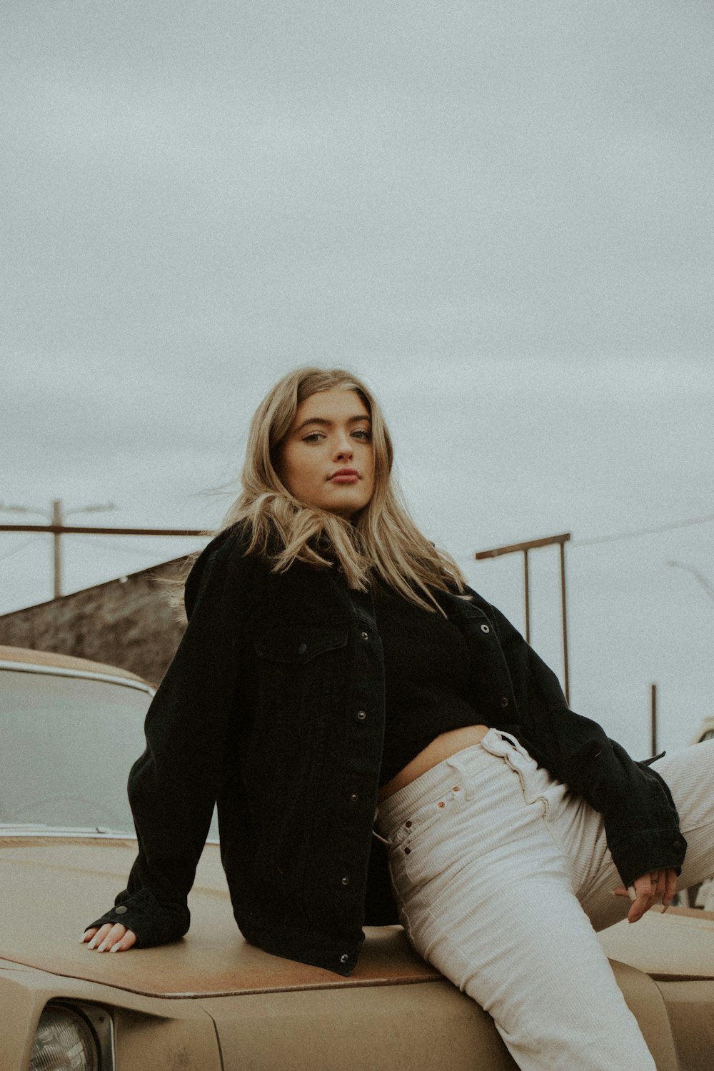 Mujer con chaqueta negra y falda blanca