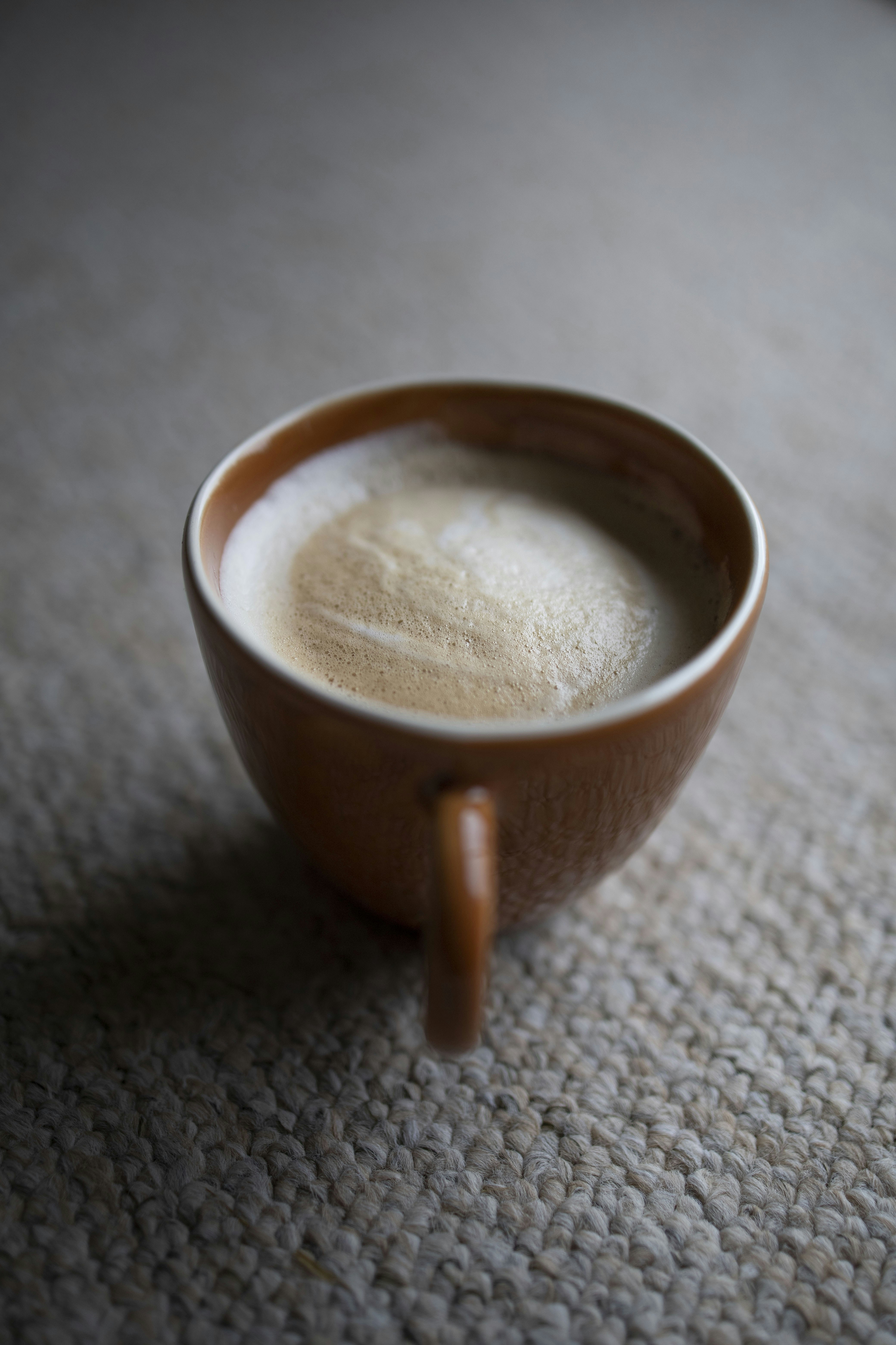 Taza de cerámica marrón con líquido marrón