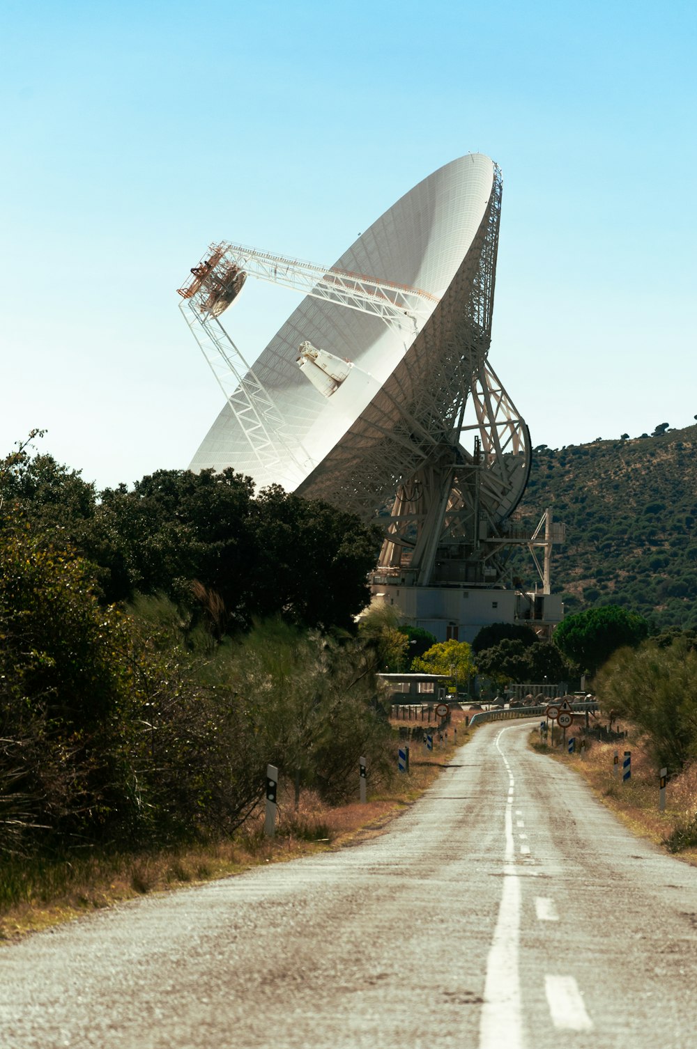 Antenna parabolica bianca sul campo di erba verde durante il giorno