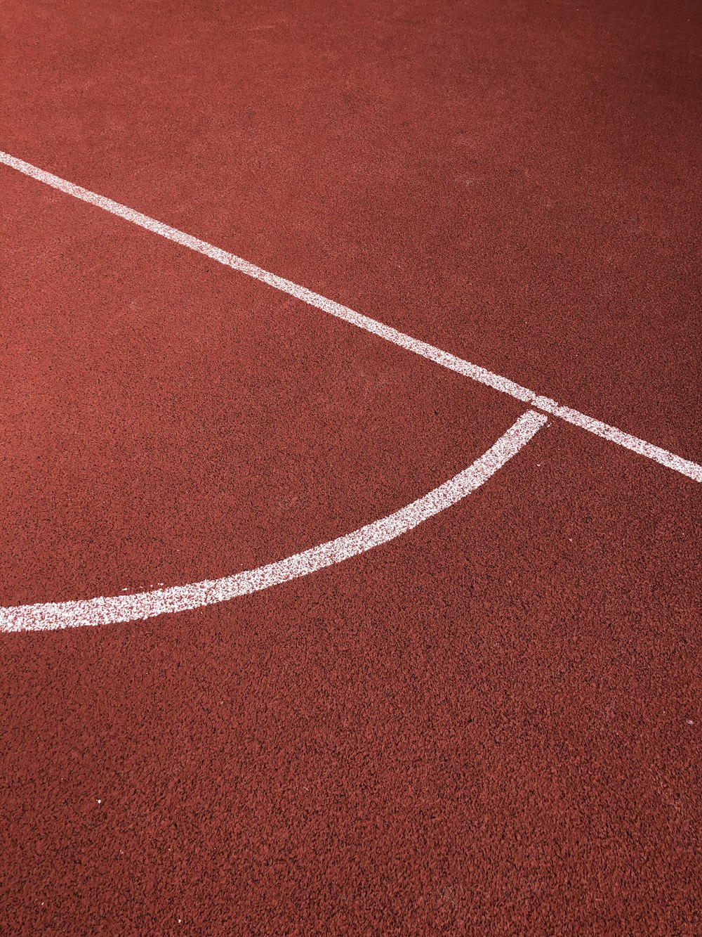 campo di atletica rosso e bianco