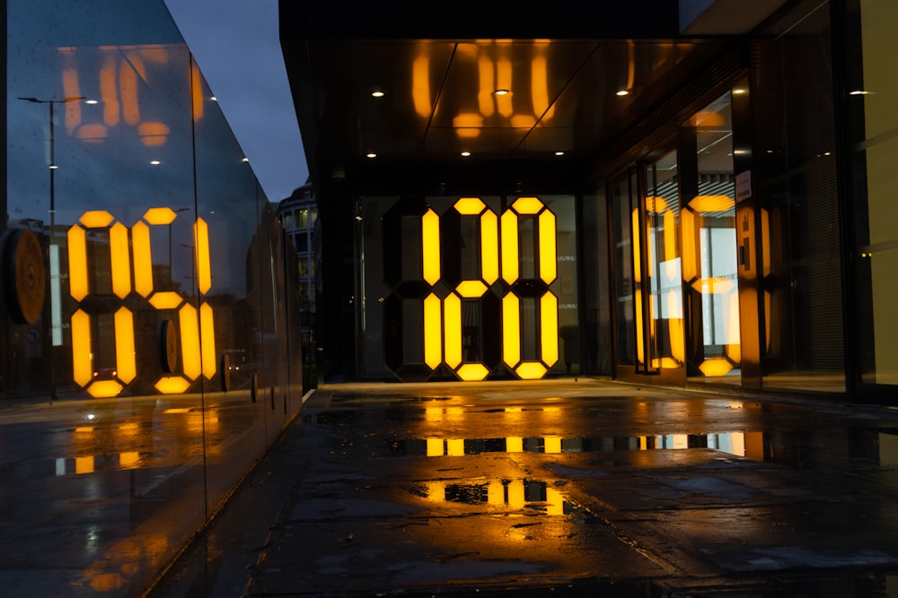 Edificio iluminado de amarillo y negro durante la noche