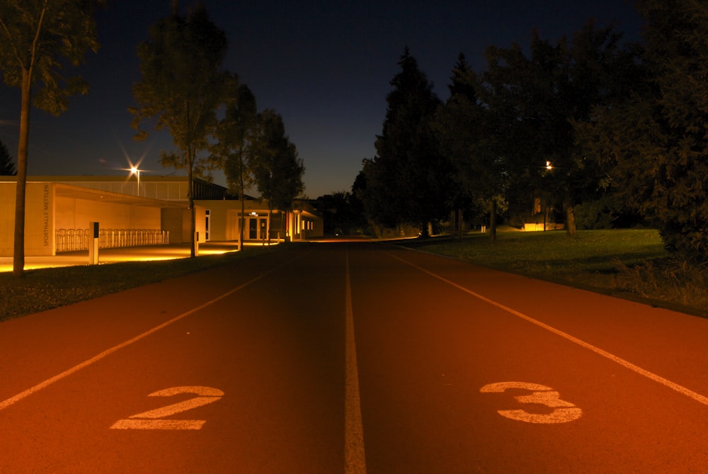 casa marrone e bianca vicino al campo di erba verde durante la notte