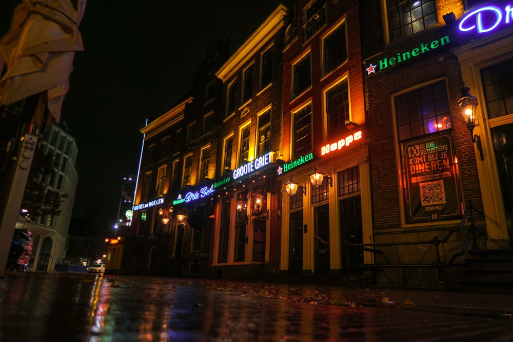 edificio in cemento marrone durante la notte