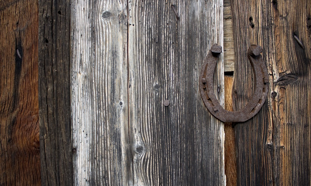 茶色の取っ手が付いた茶色の木製ドア