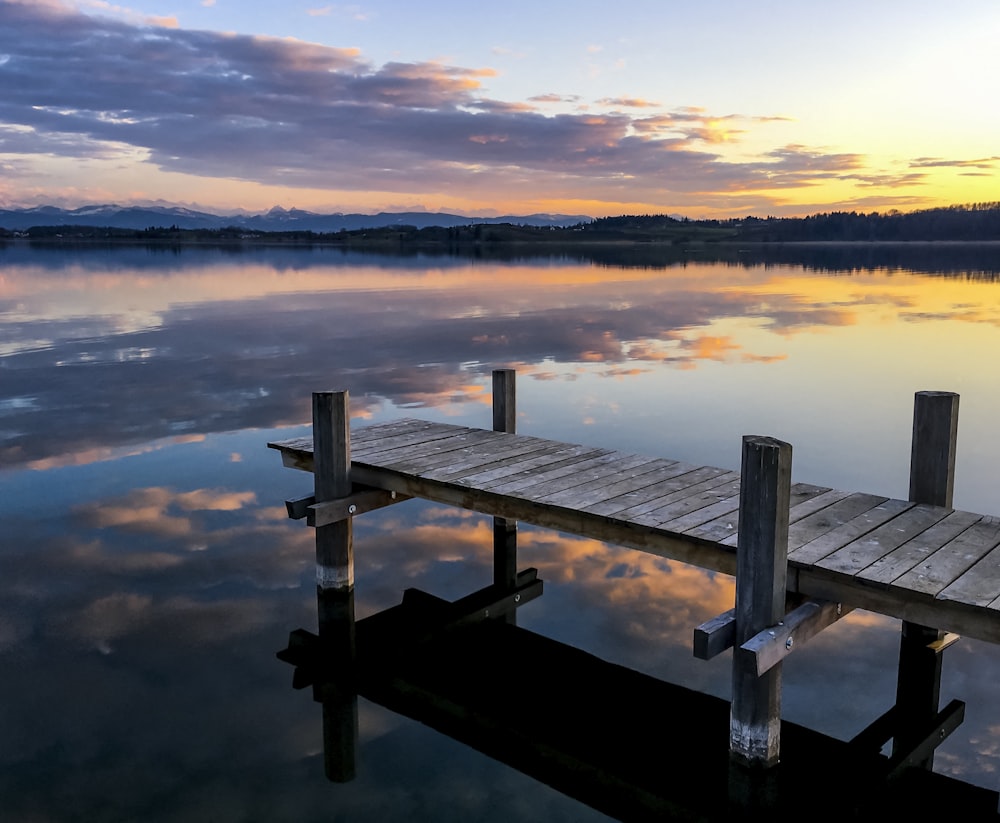 Braunes Holzdock auf ruhigem Wasser tagsüber