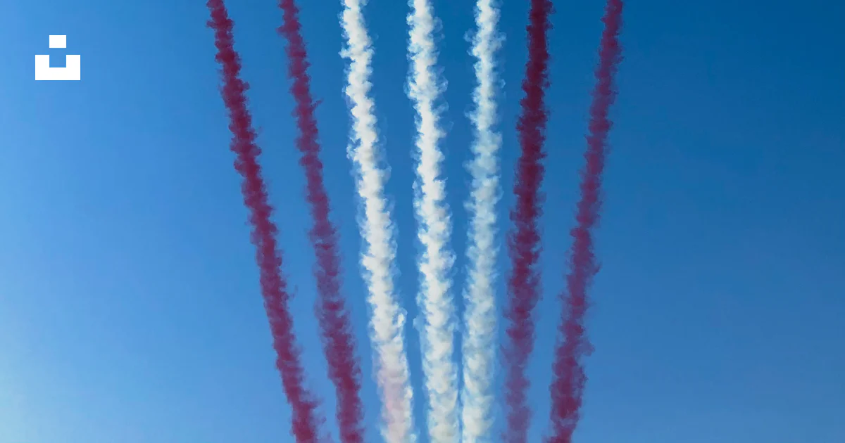 Acht Rot Acht rot-weiße Düsenflugzeuge in der Luft Foto – Kostenloses Bild zum ...