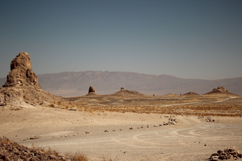 Campo di sabbia marrone vicino a Brown Mountain durante il giorno
