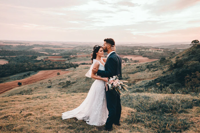 Fotógrafa de bodas trabajando con su cámara