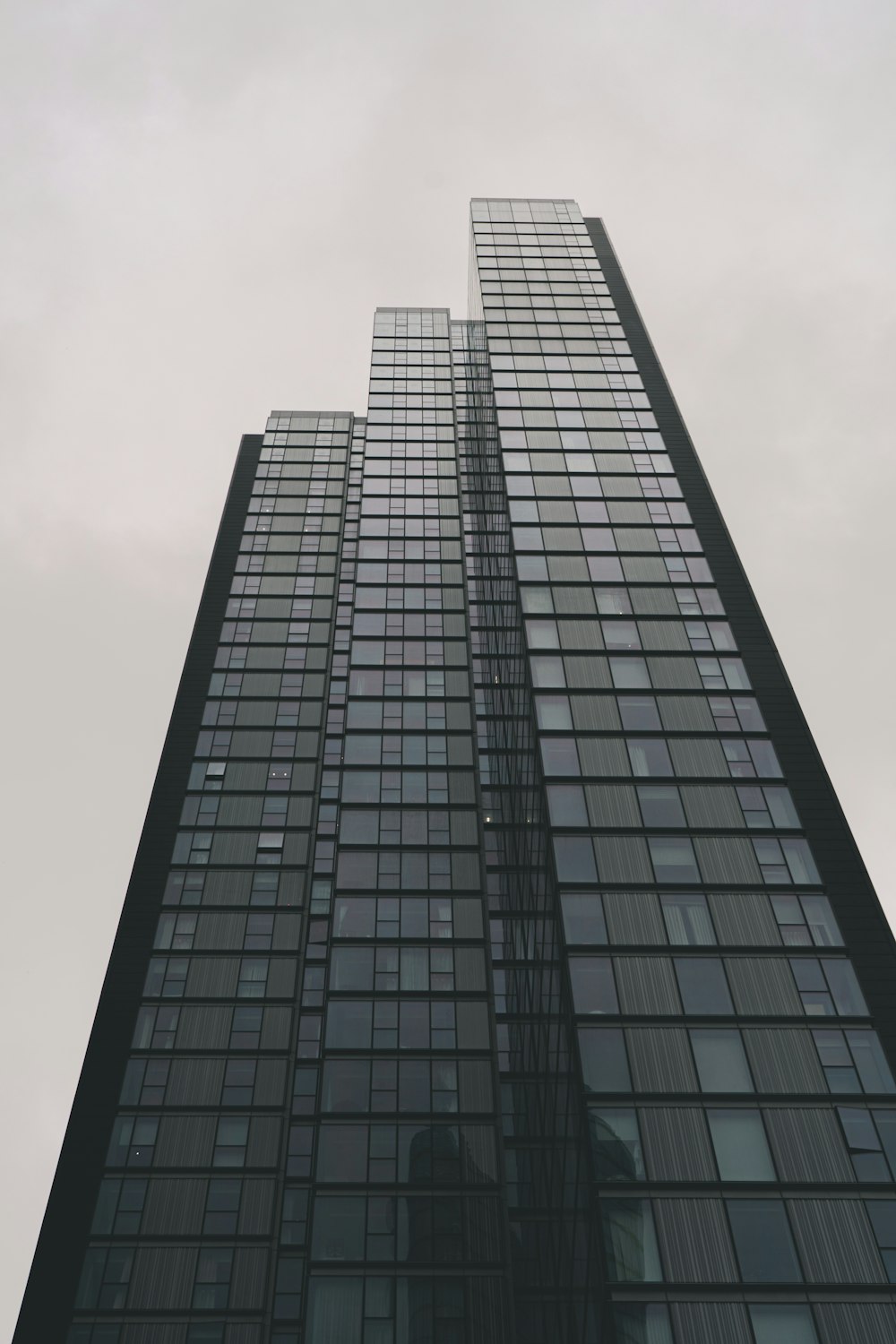 Un très grand bâtiment avec beaucoup de fenêtres