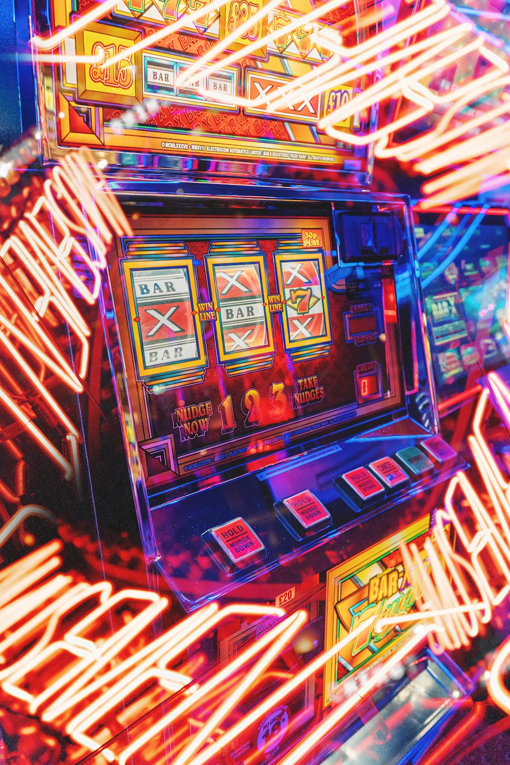 Arcade-Spielautomat in einem Raum eingeschaltet