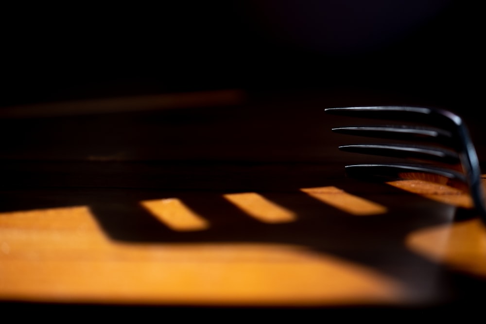um garfo sentado em cima de uma mesa de madeira