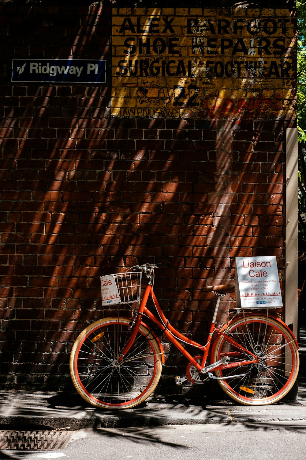レンガの壁の横に駐輪した自転車