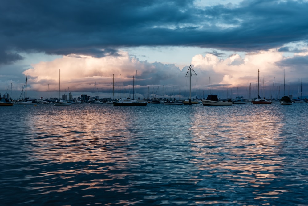 barco en el mar bajo el cielo nublado durante la puesta del sol