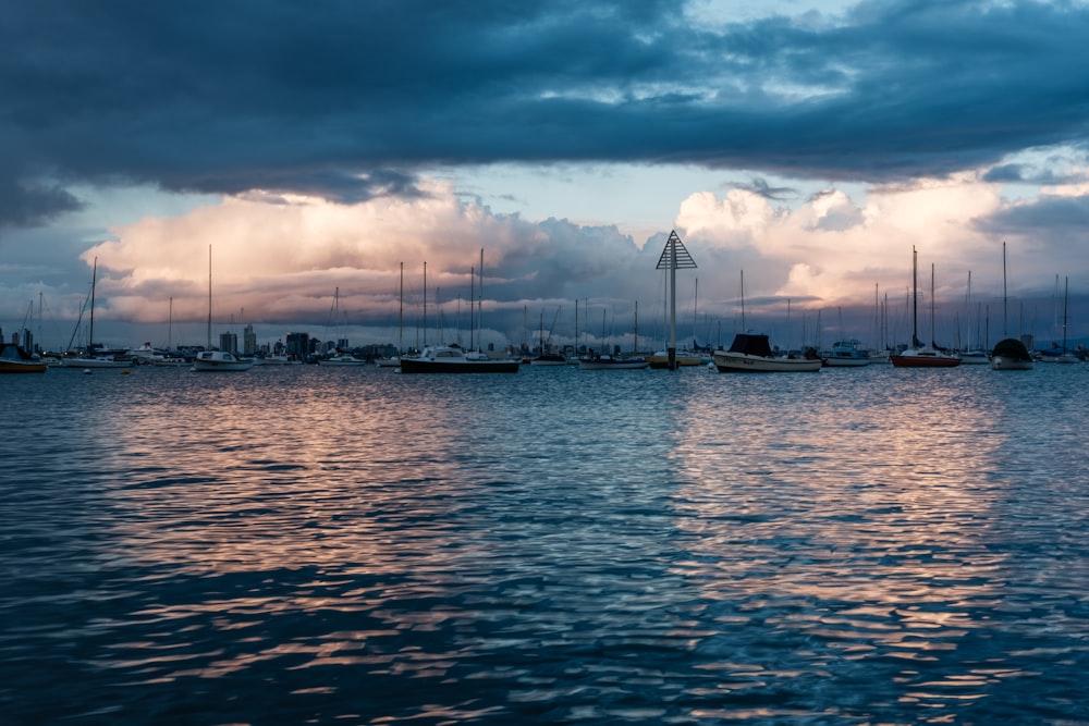 barca sul mare sotto il cielo nuvoloso durante il tramonto