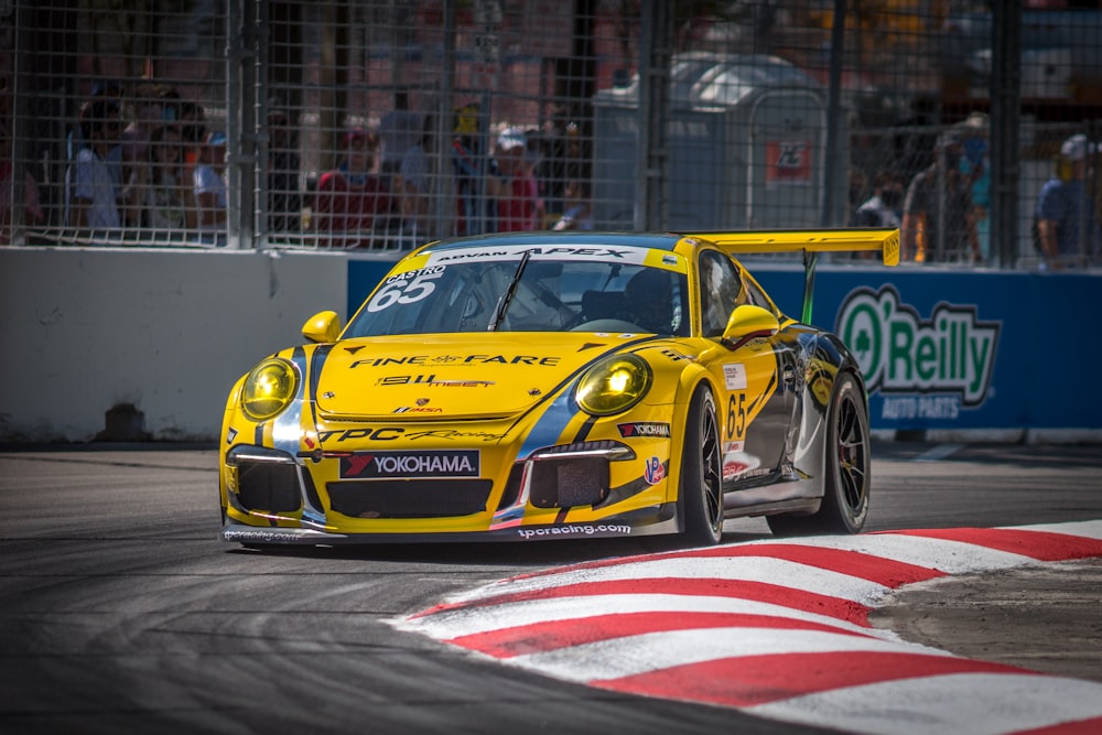 Porsche 911 amarillo y negro en carretera durante el día