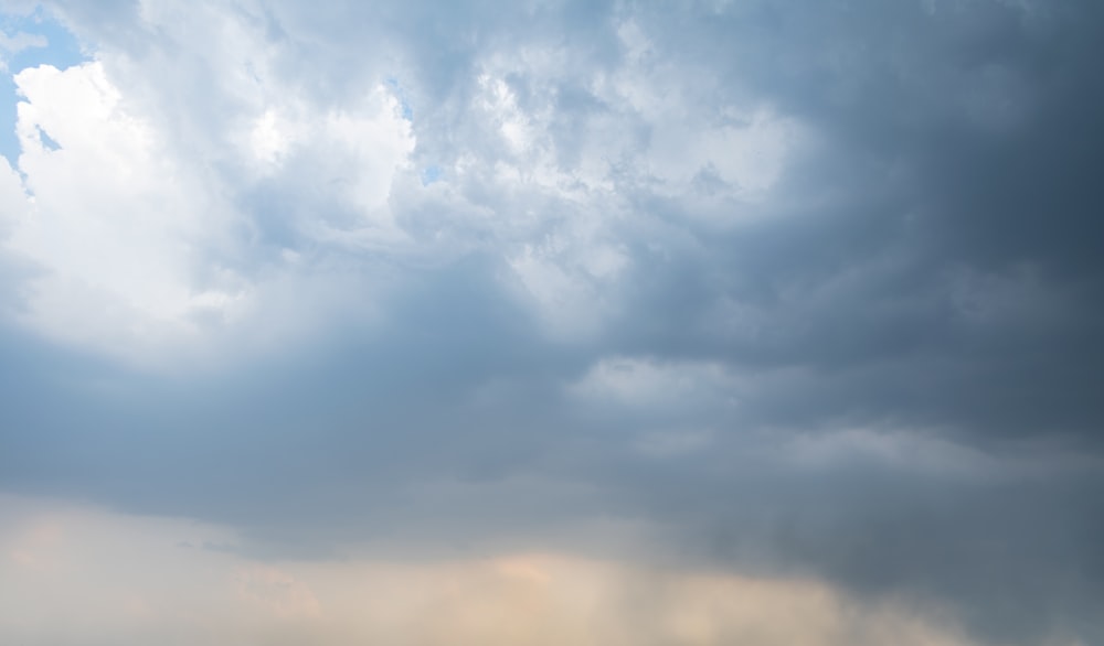 nuages blancs et ciel bleu pendant la journée