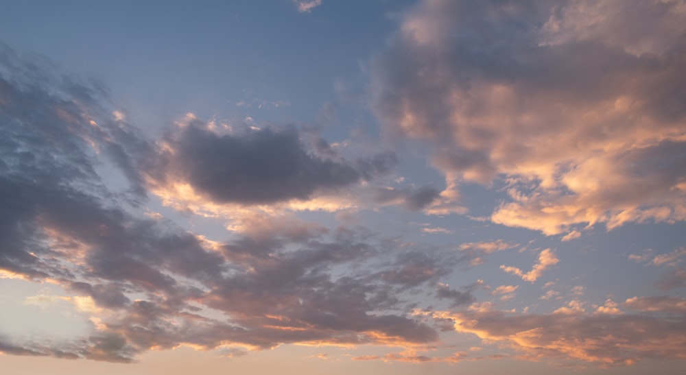 cielo nublado azul y blanco durante el día