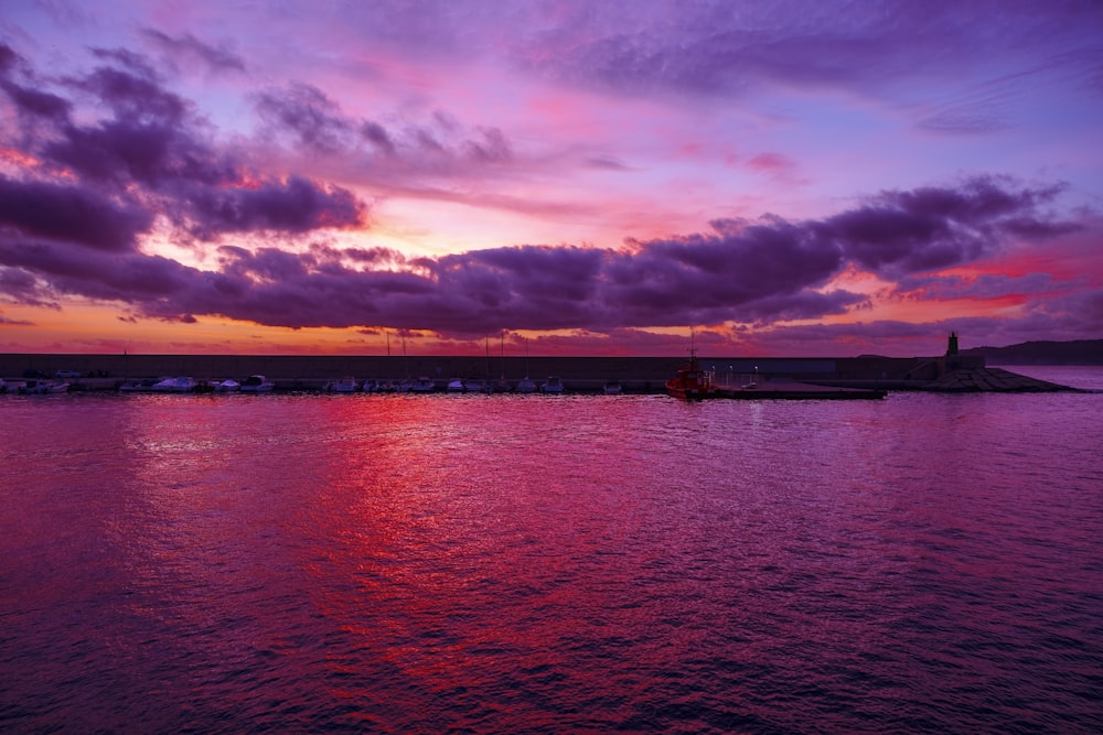 Plan d’eau sous ciel nuageux au coucher du soleil