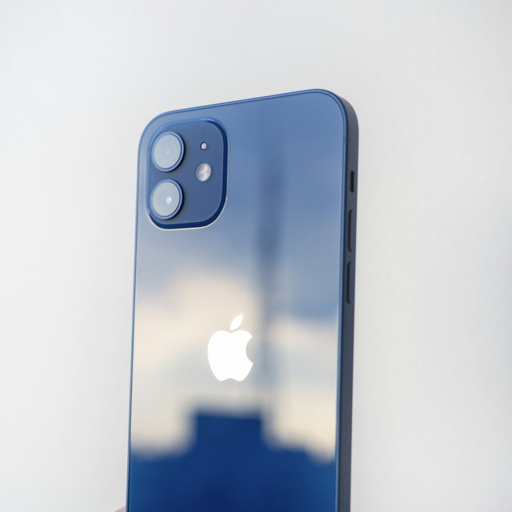 iPhone 5 C azul sobre mesa blanca