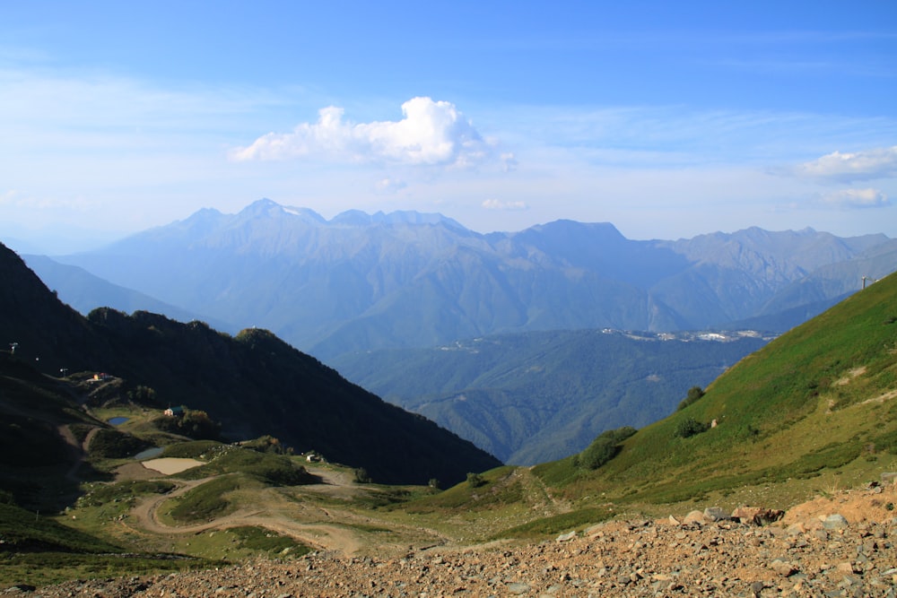 昼間の青空に緑の山々