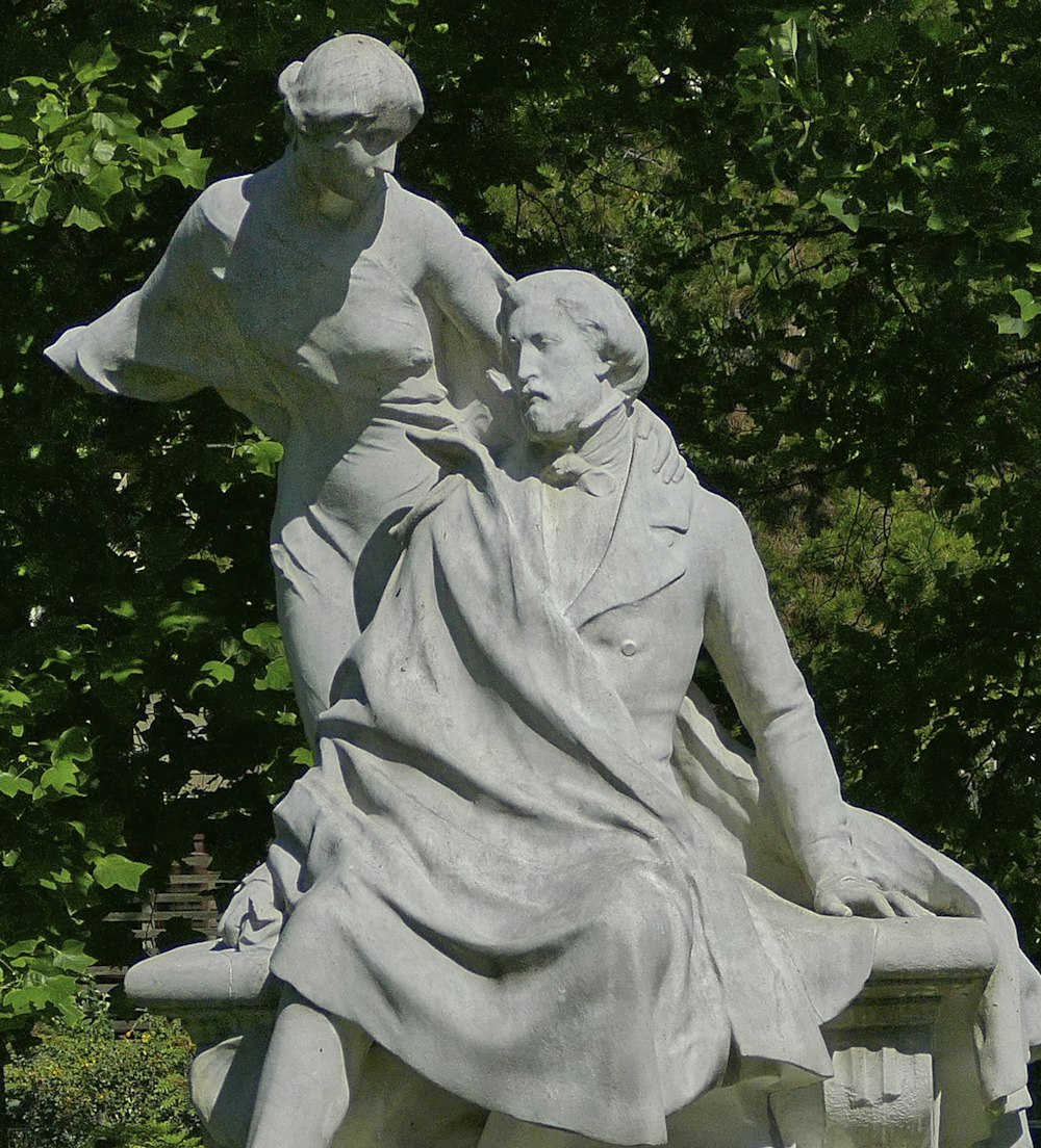 Statue d’homme en béton blanc