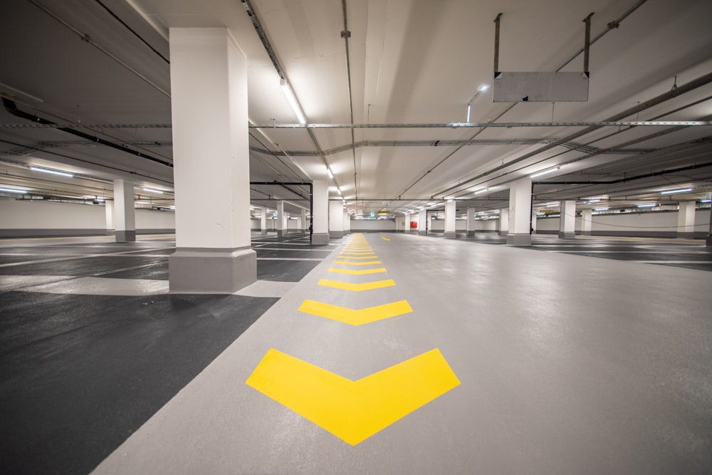 yellow and white arrow sign