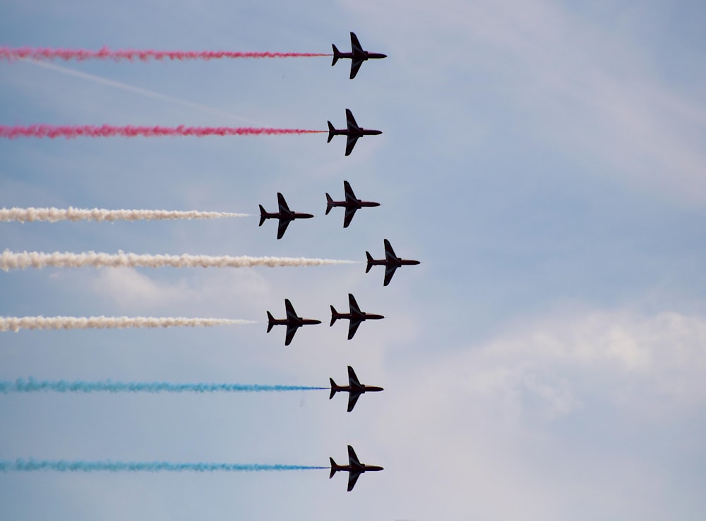 oito aviões de combate no ar