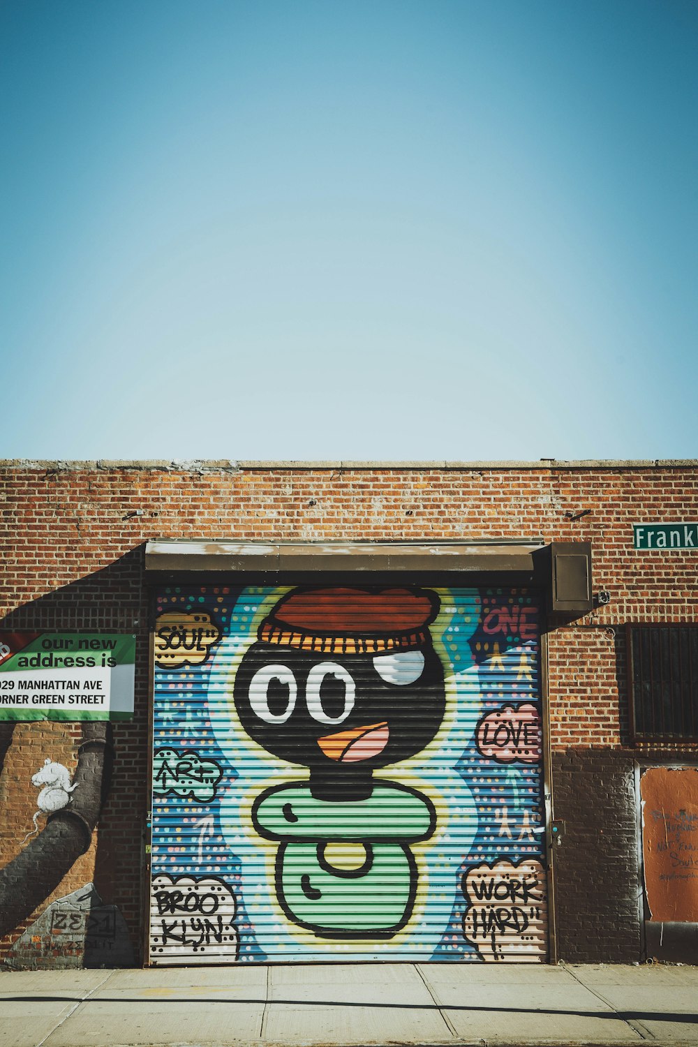 Edificio de ladrillo marrón con graffiti en la pared de Mickey Mouse